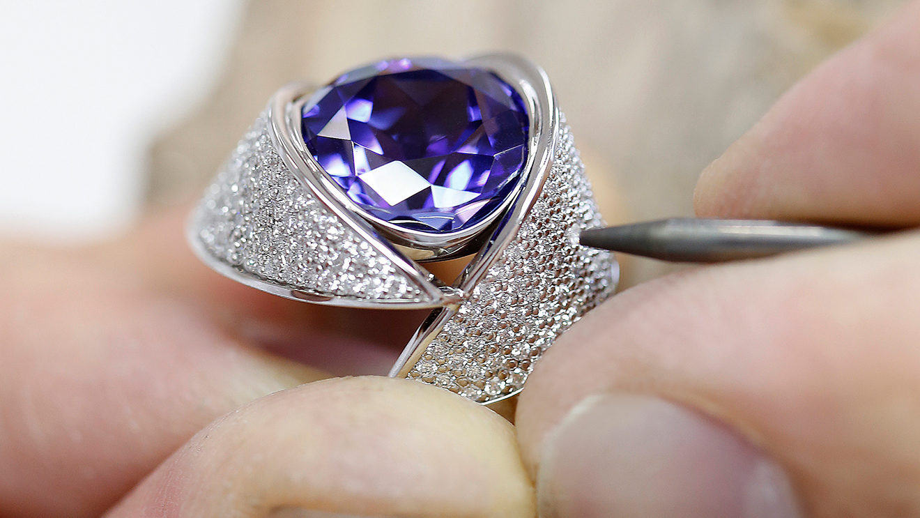 From the drafting stage all the way up to the complete creation of fine items of jewelry – all in our atelier