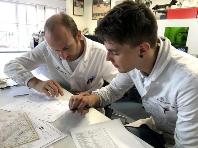 Alexander bei den theoretischen Vorbereitungen.