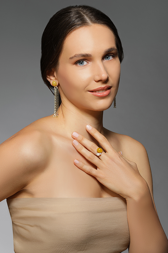 Finalista-miss-sudtirol-zett-2023-Elisabeth-Hofer-con-gioielli-Tiroler-Goldschmied_la_preziosa