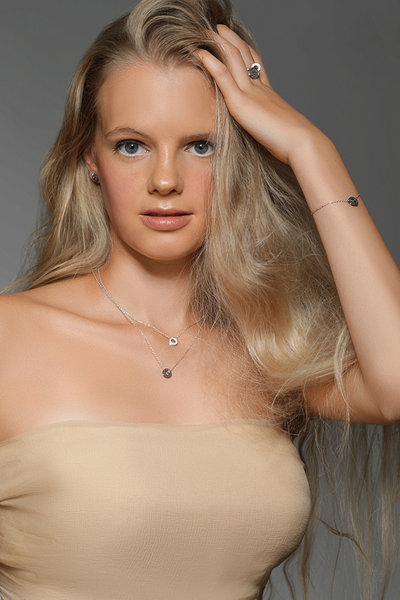 Finalista-miss-sudtirol-zett-2023-Elisabeth-Ossanna-con-gioielli-Tiroler-Goldschmied_la_preziosa