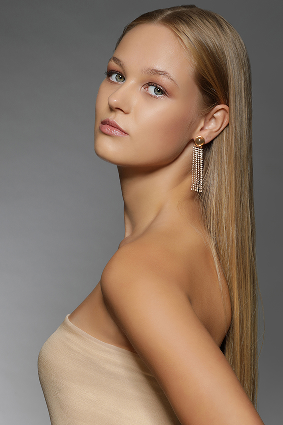 Finalista-miss-sudtirol-zett-2023-Emely-Kostner-con-gioielli-Tiroler-Goldschmied_la_preziosa