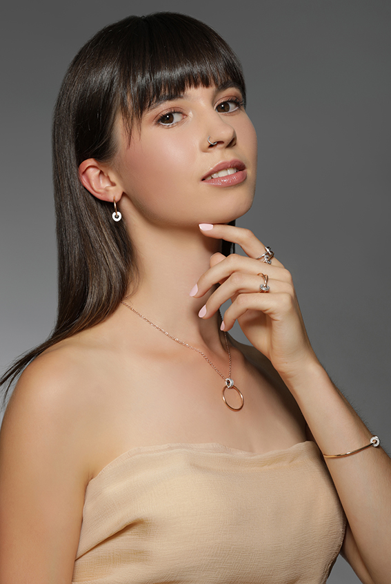 Finalista-miss-sudtirol-zett-2023-Michaela-Geiser-con-gioielli-Tiroler-Goldschmied_la_preziosa
