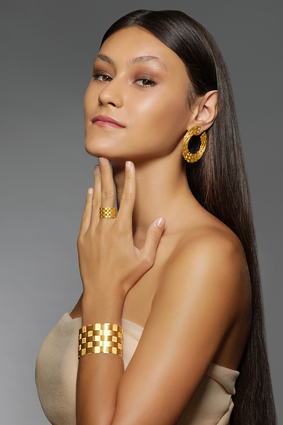 Finalista-miss-sudtirol-zett-2023-Sara-Perbellini-con-gioielli-Tiroler-Goldschmied_la_preziosa